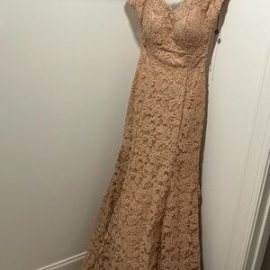 Chic Floral Lace Maxi Dress in Tan